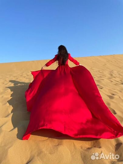 Платье с длинным шлейфом