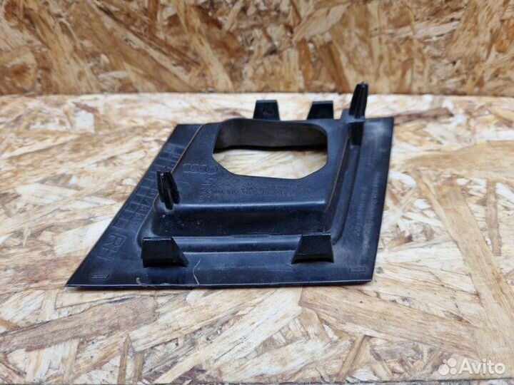 Кронштейн форсунки омывателя правый Audi Q8 4MN С