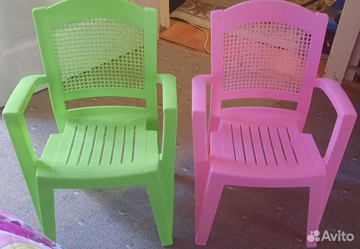 Продам два детских столика и стулья
