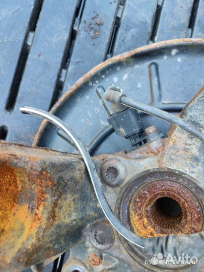 Кулак передний правый Volkswagen Tiguan CCZ 2012