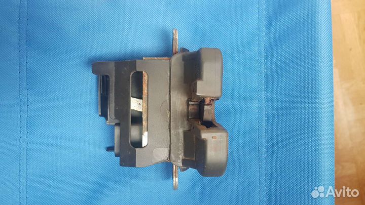 Замок багажника VW Golf 5 1K6827505C