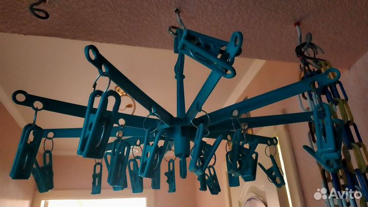 Плечики для одежды и цепочки с крючками