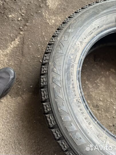 Bridgestone Blizzak VRX 215/65 R16 98S