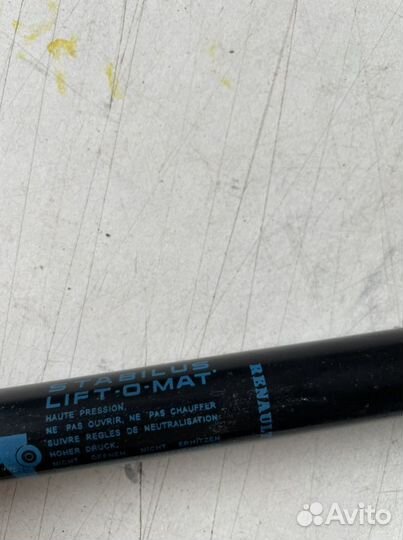 Амортизатор капота Renault Duster с 2012 года