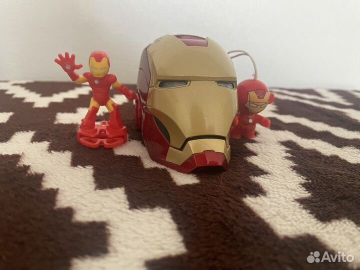 Фигурки и шлем Железного человека