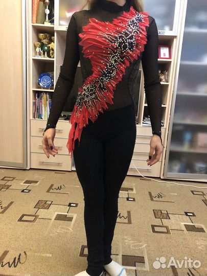 Костюм для выступлений по фигурному катанию