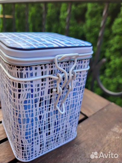 Жестяная баночка