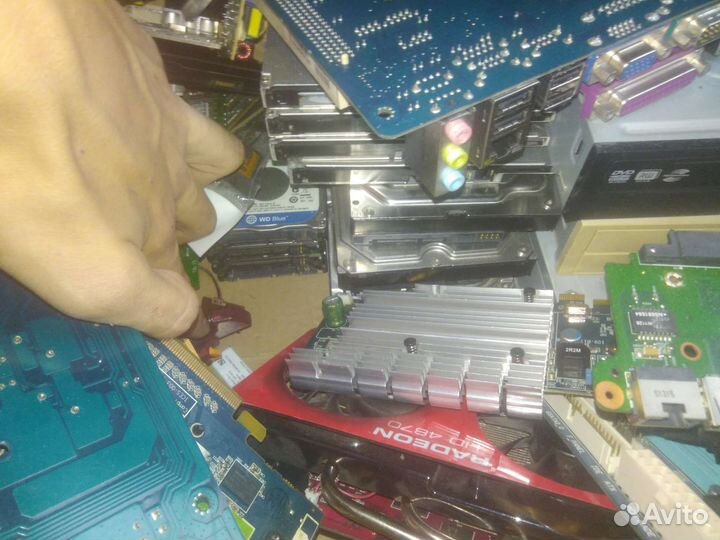 Небольшая коробка с компьютерными комплектующими