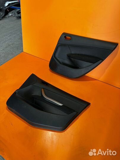 Обшивка двери правой на Peugeot 308