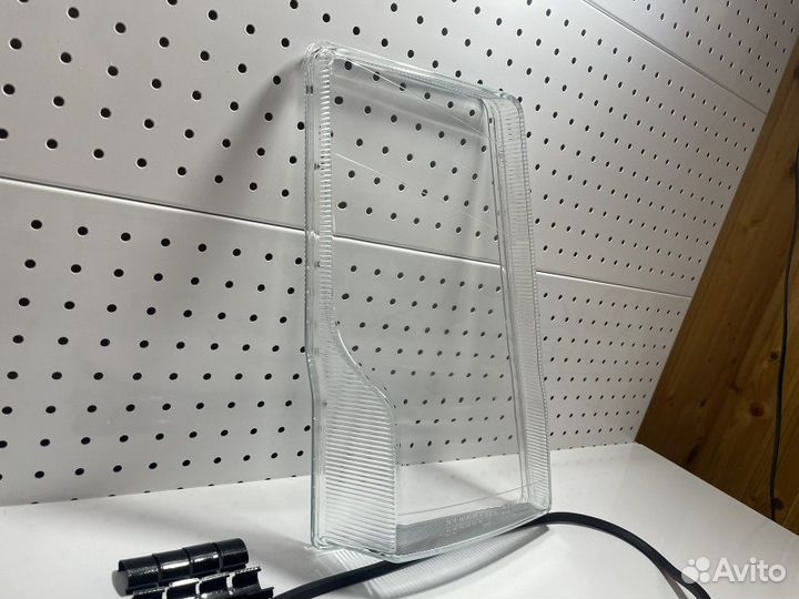 Стекло фары головного света правое с резинкой