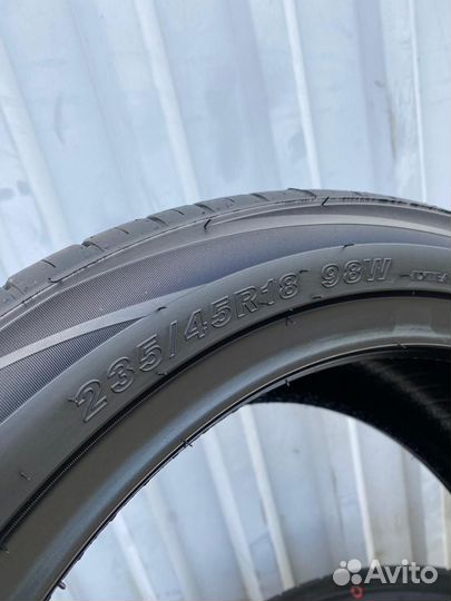 Westlake Zuper Eco Z-107 235/45 R18 98W