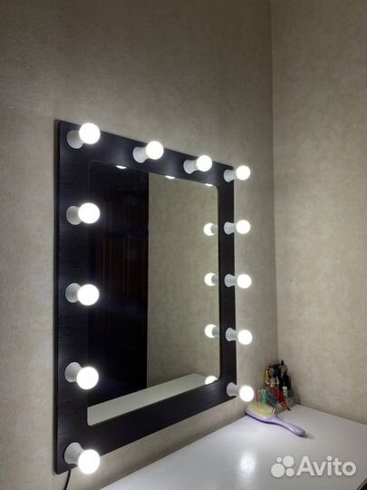 Гримерное зеркало с лампочками