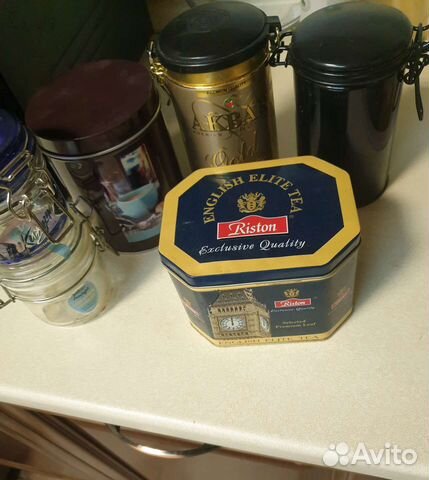 Жестяная банка с бугельным замком