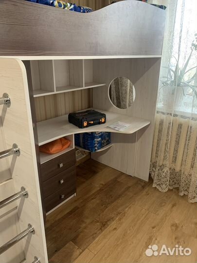 Детский уголок с кроватью и столом