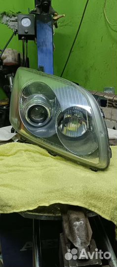 Фары на toyota avensis 250