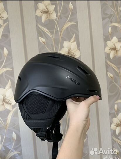 Горнолыжный шлем и очки