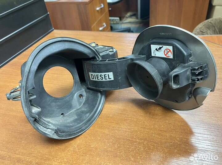 781200013R Renault Лючок бензобака