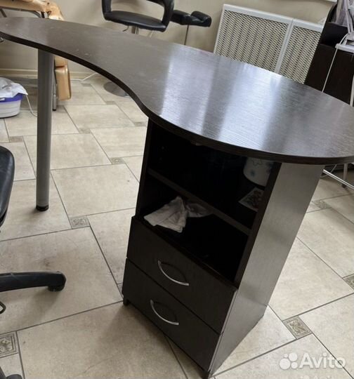 Маникюрный стол