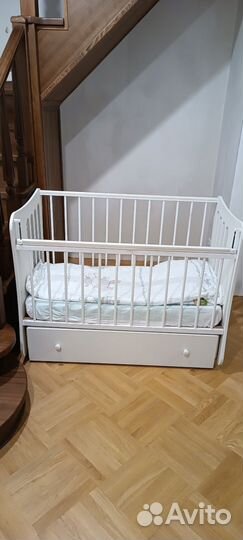 Детская кроватка с маятником и ящиком