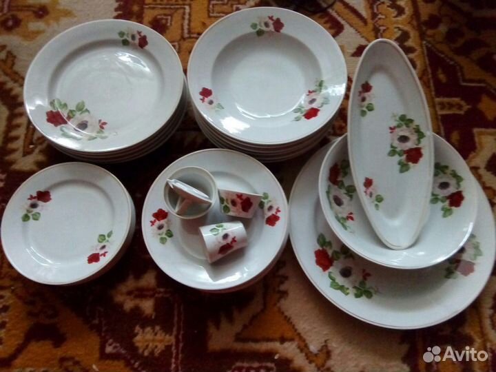 Сервизы столовые, тарелки, миски, блюдо