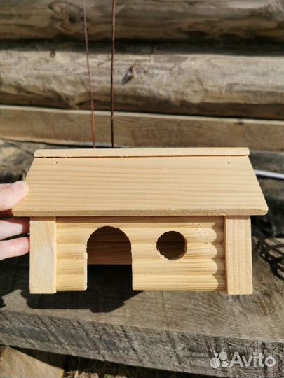 Деревянный домик и прогулочный шар для хомяка