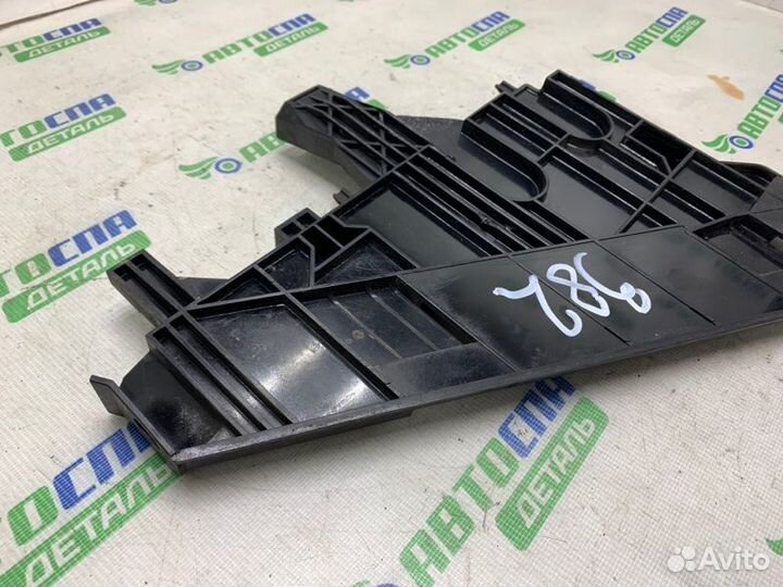 Кронштейн фары передний левый Land Rover