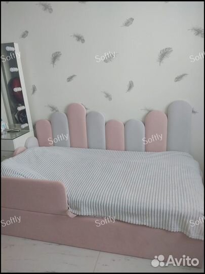 Детская кровать с мягкой спинкой