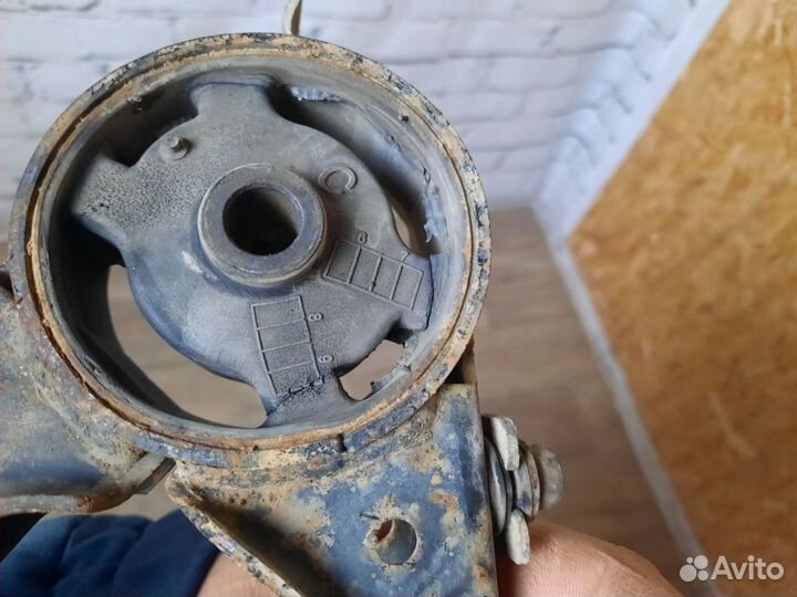 Опора двигателя задняя Carina E