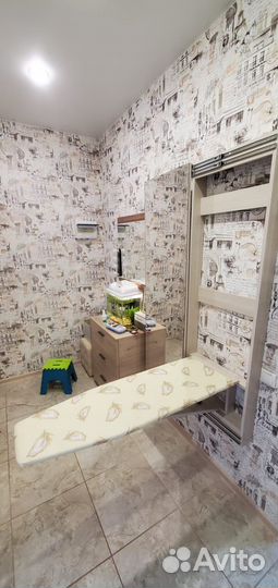 Гладильная доска за зеркалом