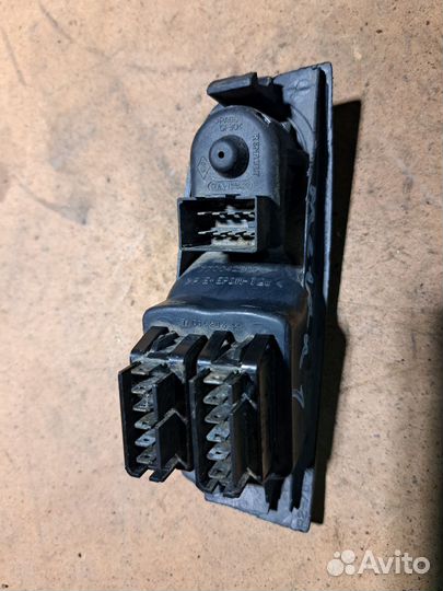 Блок управления стеклоподъемниками Renault Megane1