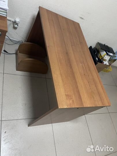 Письменный стол с тумбой