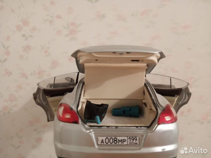 Porsche Panamera 1:24