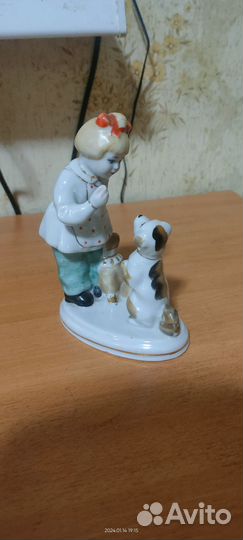 Фарфоровая статуэтка 
