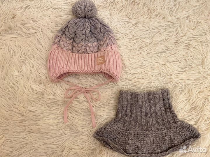 Шапка и манишка на девочку