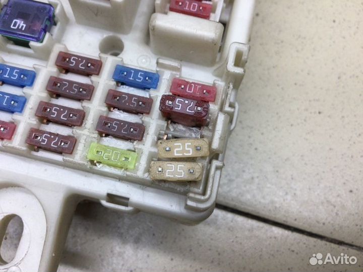 Блок предохранителей салонный Mitsubishi L200 KB