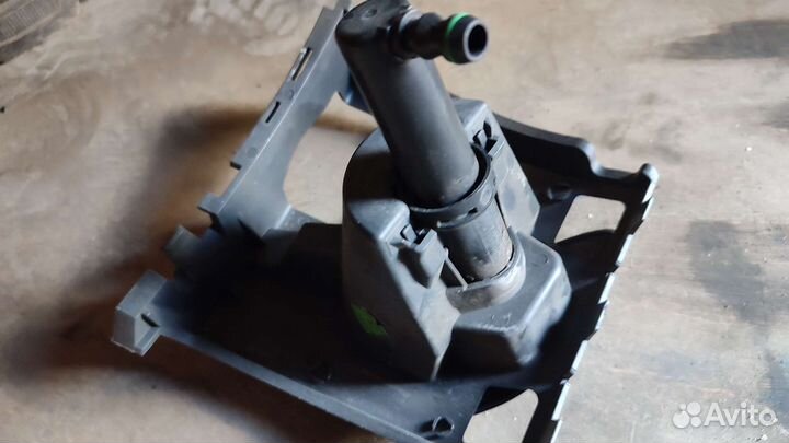 Левая форсунка омывателя фар Skoda Octavia a5