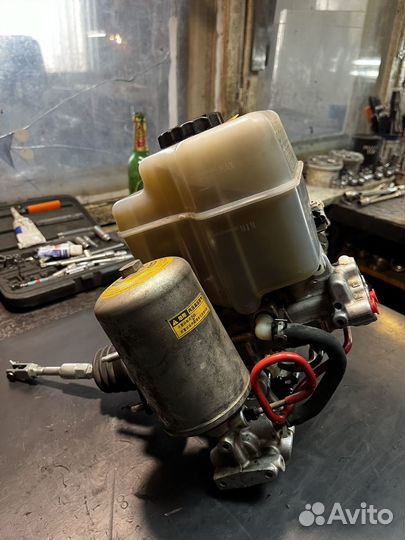 Главный тормозной цилиндр тойота Лэнд Крузер 200