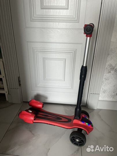 Трехколесный самокат с музыкой и подсветкой