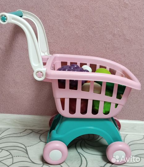 Тележка с овощами и фруктами