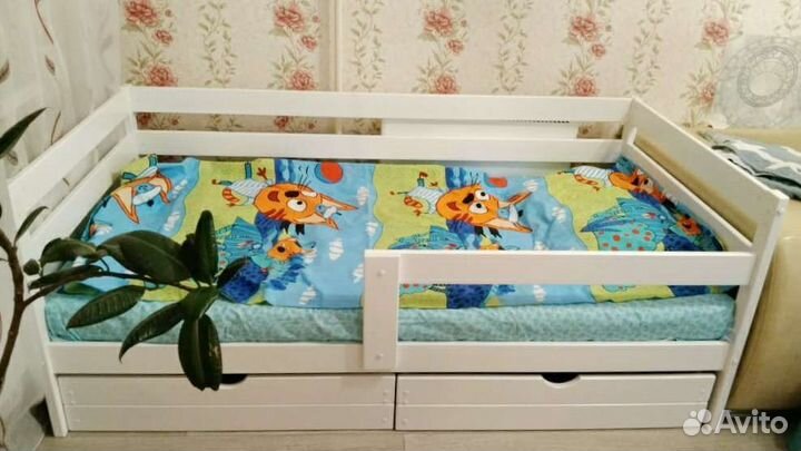 Кровать детская из массива