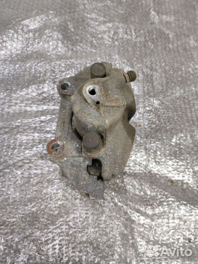 Тормозной суппорт передний на skoda rapid