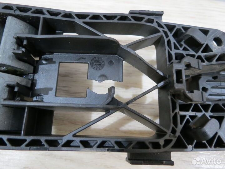 Кронштейн ручки задний левый Volkswagen Polo