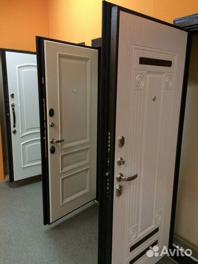Дверь входная металлическая с зеркалом