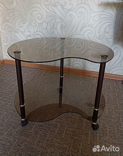 Стеклянный журнальный столик