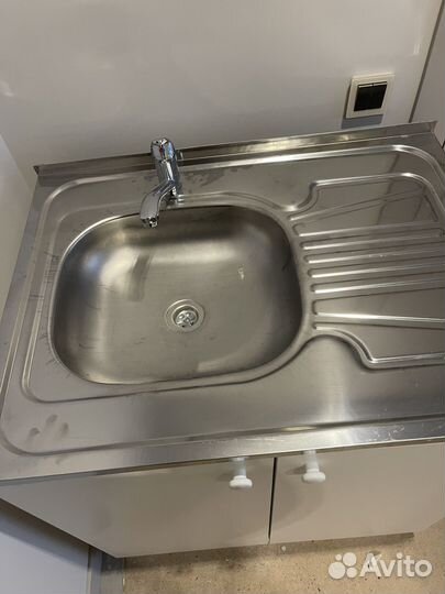 Напольный шкаф с мойкой и смесителем