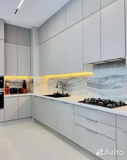 Кухня встроенная светлая