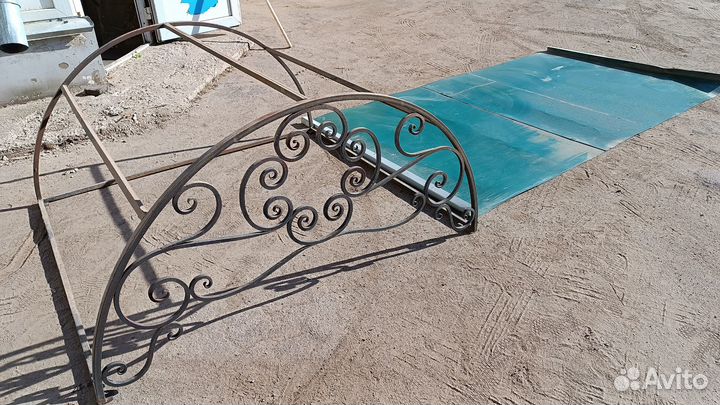 Козырек над дверью