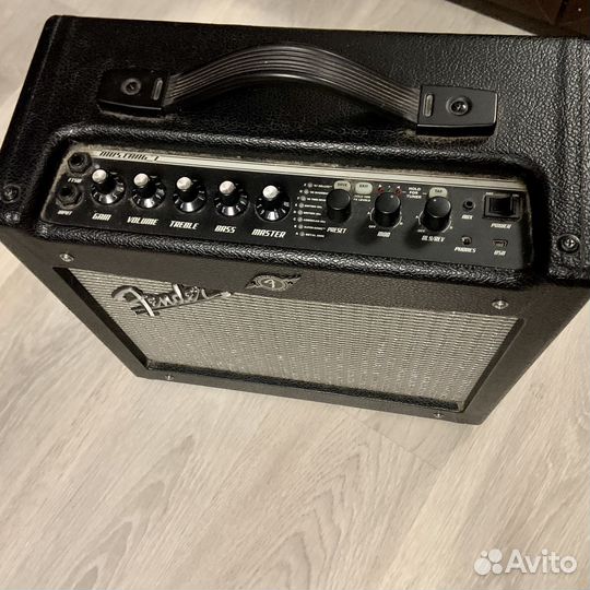 Комбоусилитель мustаngiv2 гитapa Fender squier