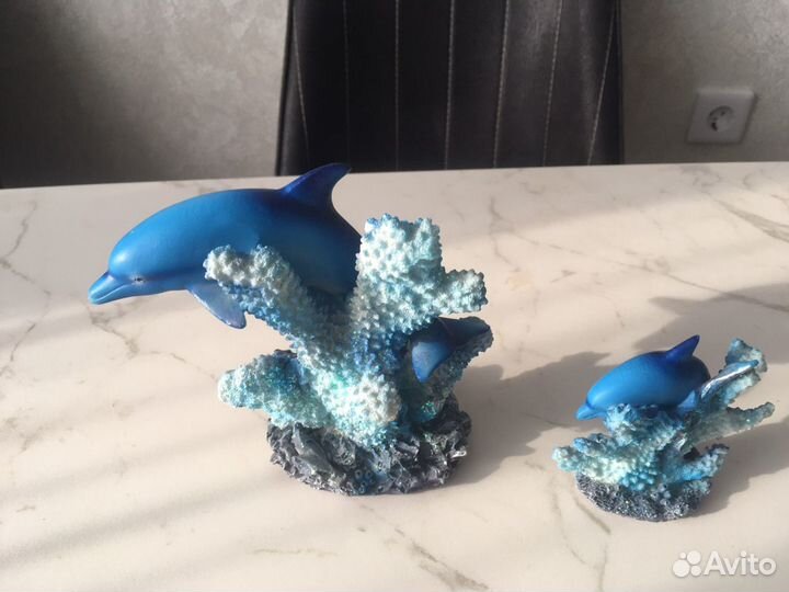 Дельфины на натуральном коралле