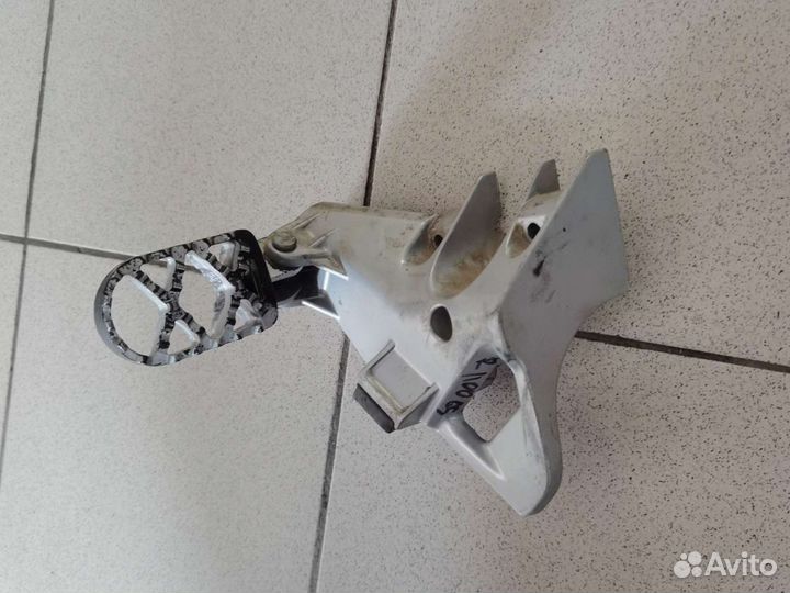 Кронштейн подножки на bmw r1100gs 97